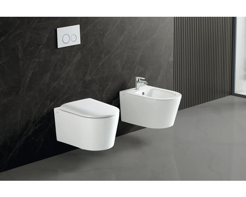 Wandhängendes WC und Bidet mit Spültaste in modernem Badezimmer