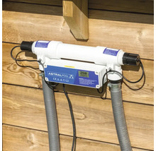 Astralpool UV-Desinfektionsgerät zur Poolwasseraufbereitung mit Schläuchen an einer Holzwand