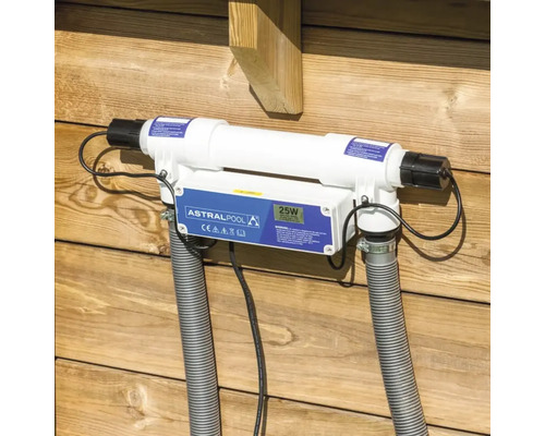 Astralpool UV-Desinfektionsgerät zur Poolwasseraufbereitung mit Schläuchen an einer Holzwand