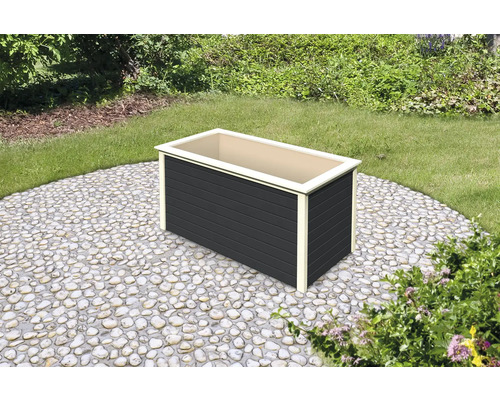 Rechteckiger Pflanzkasten aus Holz auf Steinterrasse