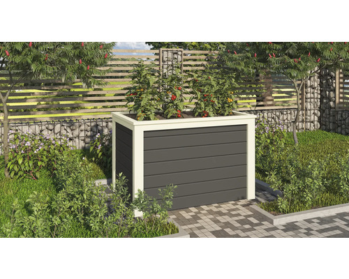 Hochbeet mit Pflanzen im Garten.