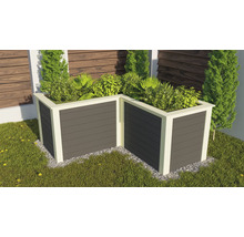 Eckiger Pflanzkasten mit Pflanzen im Garten.