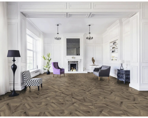 Heller Raum mit Holzboden in geometrischem Muster, Sessel, Sofa und Kamin