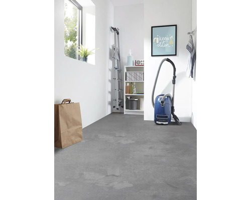 Heller Raum mit Leiter, Regal, Staubsauger und grauem Bodenbelag