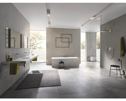 Modernes Badezimmer mit Waschbecken, Badewanne, Dusche und Toilette.