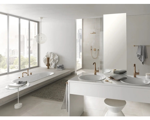 Helles Badezimmer mit Badewanne, Waschbecken und Armaturen