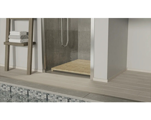 Badezimmer mit Dusche, Holzboden, Handtuchleiter und Mosaikfliesen