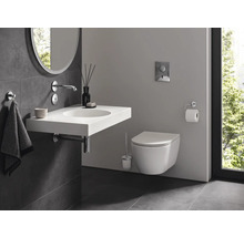 Modernes Badezimmer mit Waschbecken, Wand-WC und Spiegel