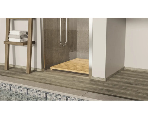 Badezimmer mit Dusche, Holzsteg und Handtuchhalter