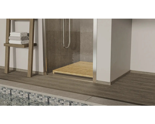 Badezimmer mit Dusche, Holzrost und Handtuchhalter