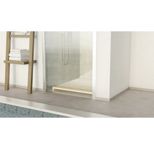 Badezimmer mit Dusche, Holzrost und Handtuchleiter