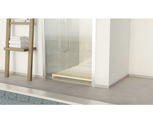 Badezimmer mit Dusche, Holzrost und Handtuchleiter