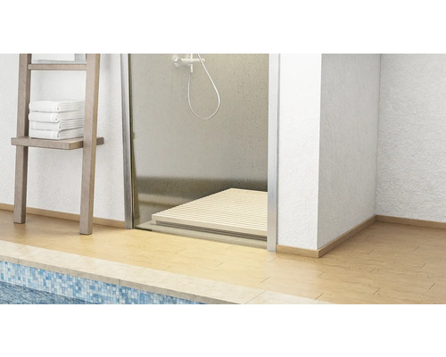 Duschkabine mit Duschkopf und Holzrost sowie Regal mit Handtüchern in Badezimmer.