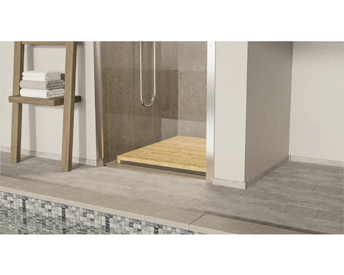 Badezimmer mit Dusche, Handtuchleiter und Fliesen