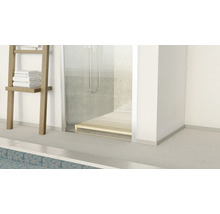 Badezimmer mit Dusche, Handtuchleiter und gefliestem Boden