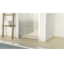 Badezimmer mit Dusche, Handtuchhalter und Fliesen