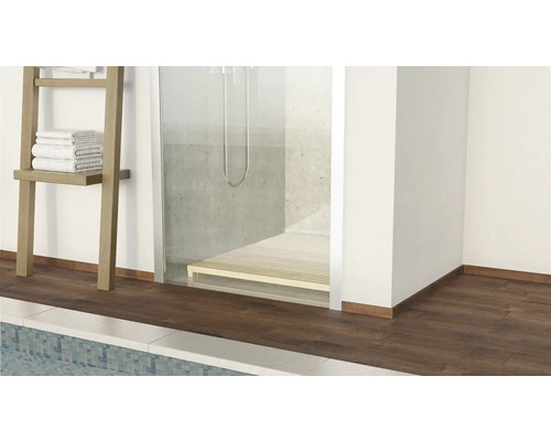 Modernes Badezimmer mit Handtuchleiter, Dusche und Holzboden