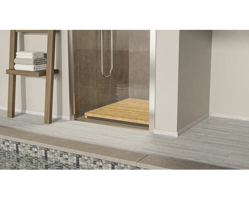 Badezimmer mit Dusche, Holzrost und Handtuchhalter