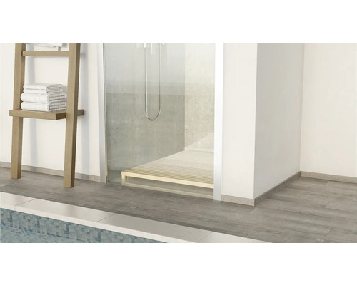Heller Duschbereich mit Holzrost, Handtuchleiter mit Textilien und gefliester Boden