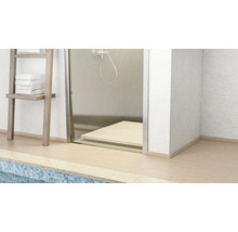 Badezimmer mit Dusche, Holzregal mit Handtüchern und Fliesenboden