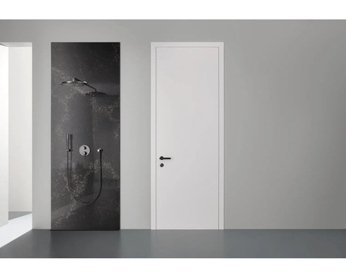 Badezimmer mit Dusche und Tür