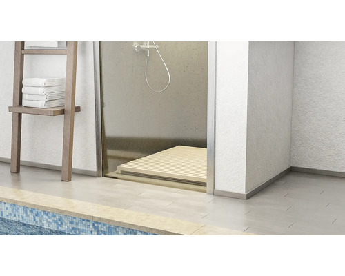 Badezimmer mit Dusche und Holzbodenrost sowie Handtuchleiter