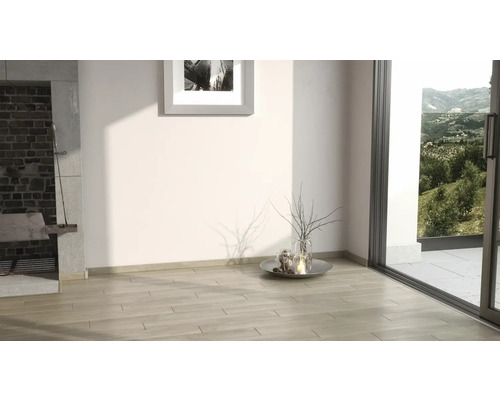 Heller Raum mit Holzboden, Dekoration und Blick ins Grüne