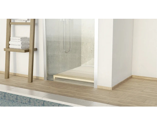 Badezimmer mit Dusche und Handtuchleiter