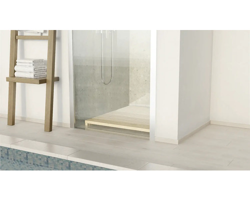 Badezimmer mit Dusche, Handtuchleiter und Fliesenboden