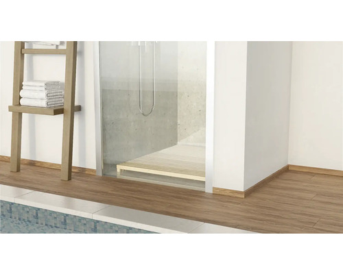 Badezimmer mit Handtuchleiter, Dusche und Holzboden