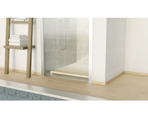 Badezimmer mit Dusche, Handtuchleiter und hellem Holzboden