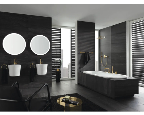 Badezimmer mit Badewanne, Waschbecken und Spiegeln in dunklem Design