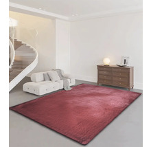 Wohnzimmer mit weichem Teppich, Sofa und Kommode