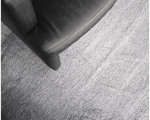 Nahaufnahme eines Stuhls auf einem Teppich