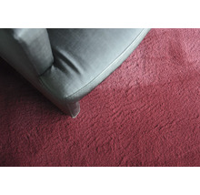 Detailansicht eines schwarzen Sofas auf einem roten Teppich