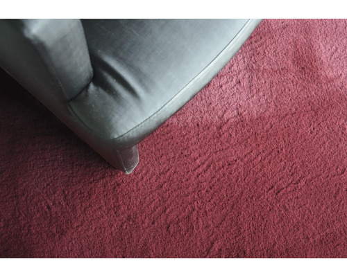 Detailansicht eines schwarzen Sofas auf einem roten Teppich