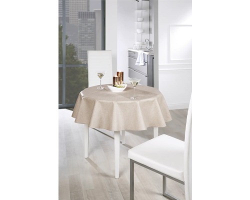 Szene mit einem runden Tisch mit einer Tischdecke, zwei Stühlen und Dekoration in einem hellen Raum.