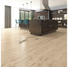 Küchenszene mit hellem Holzlaminatboden und Wasserflecken.
