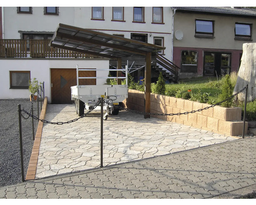 Einfahrt mit Carport, Anhänger und Hangbefestigung