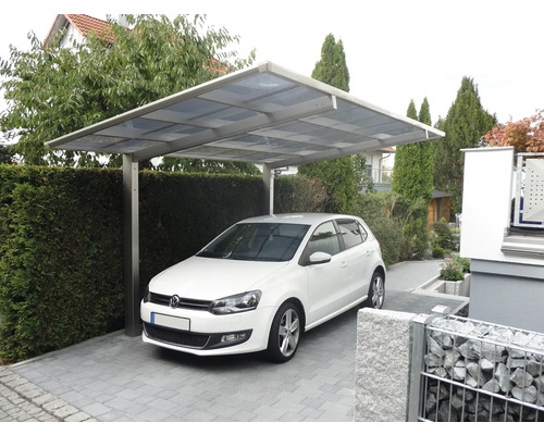 Auto unter einem Carport auf einem gepflasterten Parkplatz