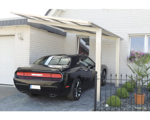 Auto unter einem Carport vor einem Wohnhaus