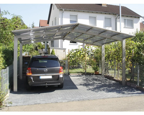 Auto unter einem Carport mit Metallrahmen und transparentem Dach.