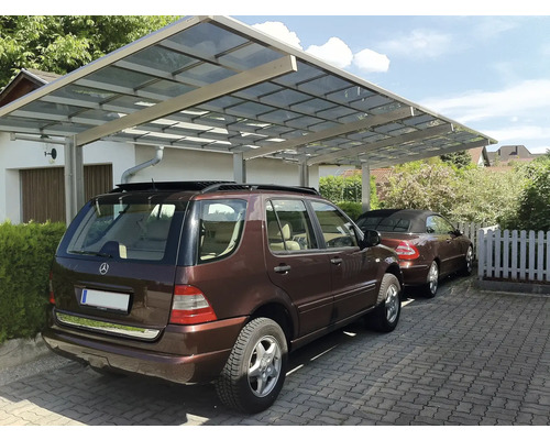 Carport mit zwei geparkten Autos