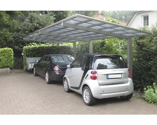 Carport mit zwei geparkten Autos und einem Anhänger