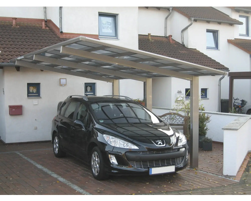 Carport mit Auto auf einem Einfamilienhausgrundstück