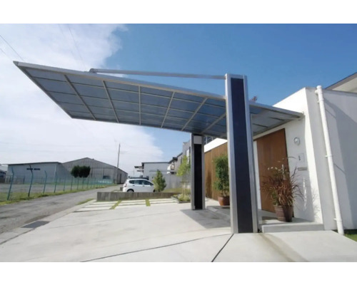 Modernes Carport aus Metall und Polycarbonat am Haus