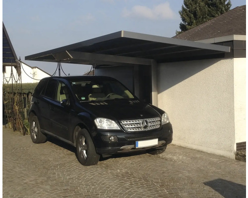 Schwarzes Auto unter Carport