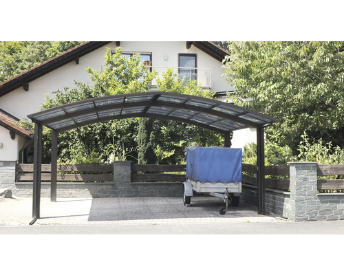 Carport mit Anhänger vor einem Haus