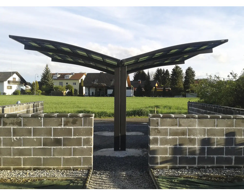 Freistehende Terrassenüberdachung aus Metall und Glas mit Steinmauer