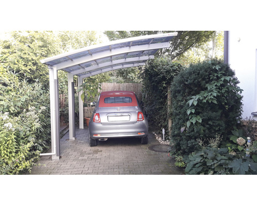 Carport mit Auto im Außenbereich